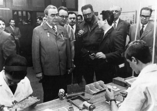 IPVCE: ¿Qué son? 2 El Comandante en Jefe Fidel Castro Ruz y el entonces presidente de la URSS, Leonid Ilich Brézhnev, inauguraron la Escuela Vocacional Vladimir Ilich Lenin el 31 de enero de 1974.